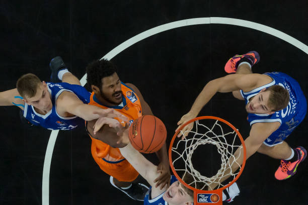 中场与防线 中场与防线